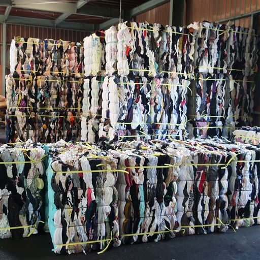 再利用できる衣類は丁寧にキューブ状に圧縮し、海外へ送られます。