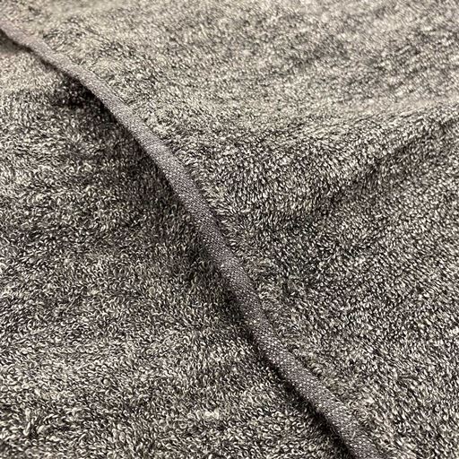 (2)生地拡大(チャコールグレー)<br>色の濃淡が美しい杢糸を使用し、無地調ながらもおしゃれな風合いが魅力。