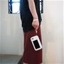 持ち運びに便利なハンドストラップを付属しています