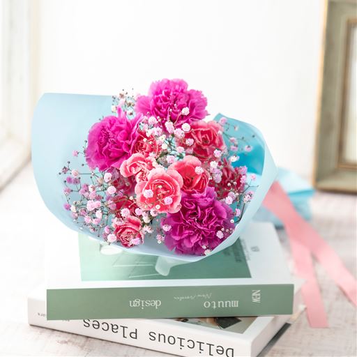 ソーダカラーのラッピングにピンクに染め上げたカスミソウが映える、ピンクと水色のコントラストが可愛い花束です。