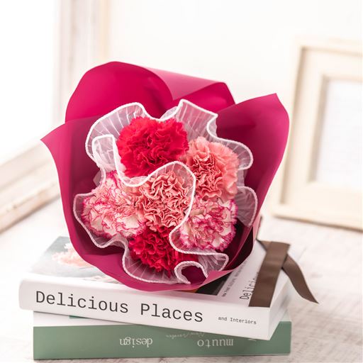 母の日らしいカーネーションにふんわりやさしいオーガンジーリボンが織りなす優美なデザインの花束です。