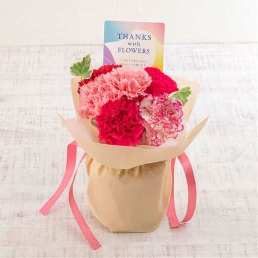 ピンクを基調としたキュートなブーケ。thank youピックがアクセント。