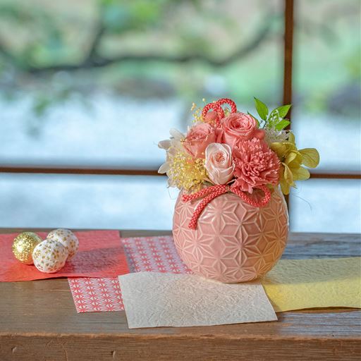 和風テイストを取り入れたころんとしたフォルムが可愛い、優しい気持ち溢れるプリザーブドフラワーアレンジメントです。