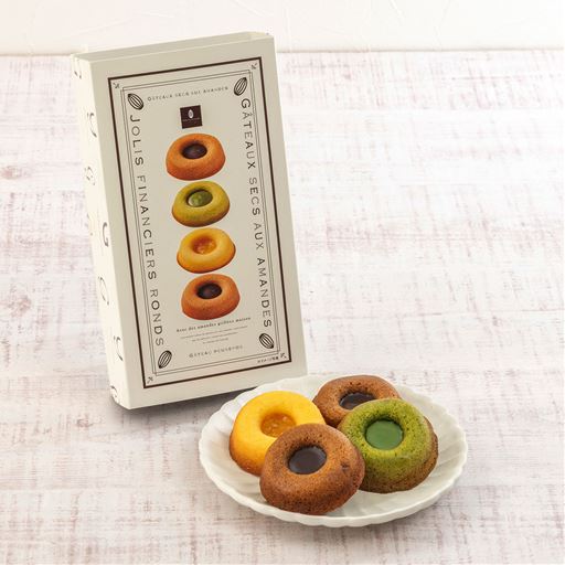 円形にしたフィナンシェ生地をしっとりと焼き上げ、コンフィチュール&ショコラで味にアクセントをそえて。午後のティータイムにぴったりな焼き菓子。