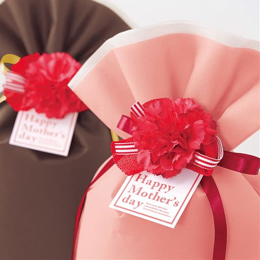 飾りタグ<br>ボリューミーで立体感のある華やかなカーネーション(造花)付きの飾りタグがプレゼントを華やかに演出