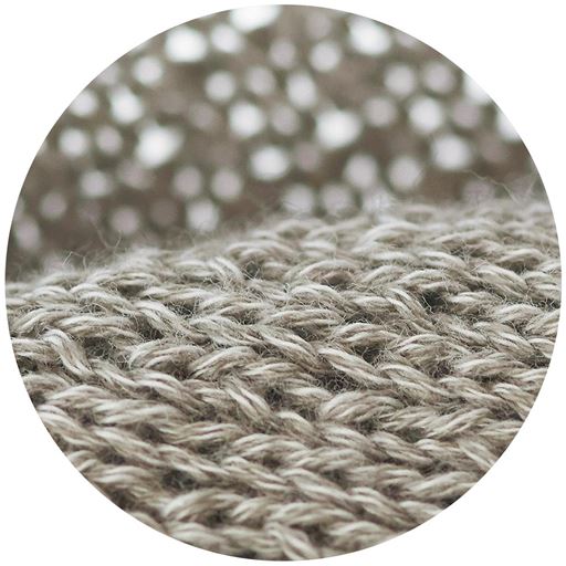 ザックリした編み方で通気性が良く柔らかくて軽い。