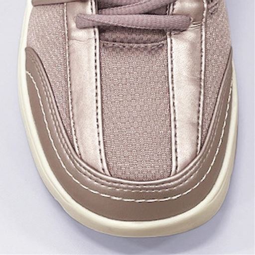 ゆったりした履き心地 指先をゆったりめにした足形設計。