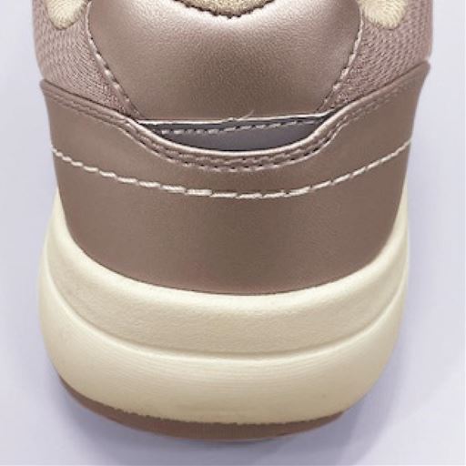 反射材 夜間の視認性を高める反射材付き。