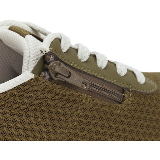 内側ファスナー仕様で脱ぎはきがラク