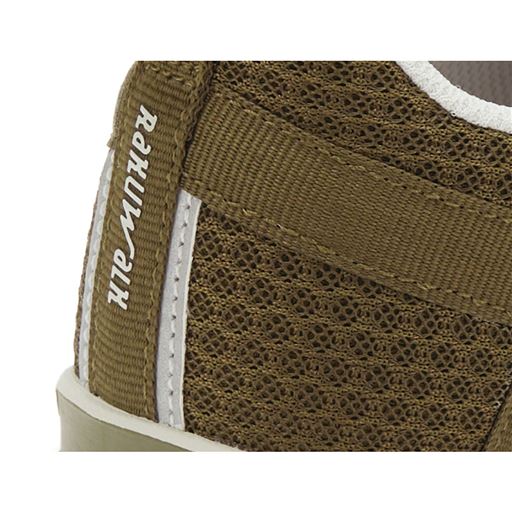 かかとに夜間の視認性を高める反射材付き