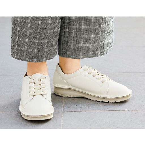 ホワイト<br>軽量シューズで出かけよう!