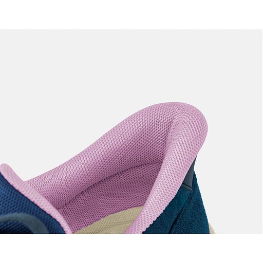 ネイビー<br>靴ベラ形状&かかと部の裏材の滑りやすい素材で立ったまま履ける!