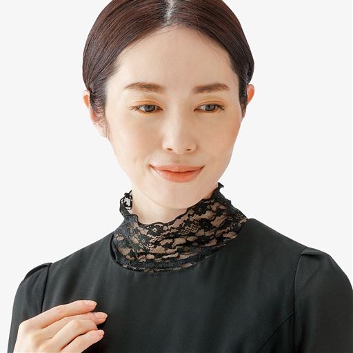 ブラック<br>お顔周りが華やかに。気になる首元をカバー