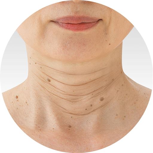 襟のない服は首が丸出し