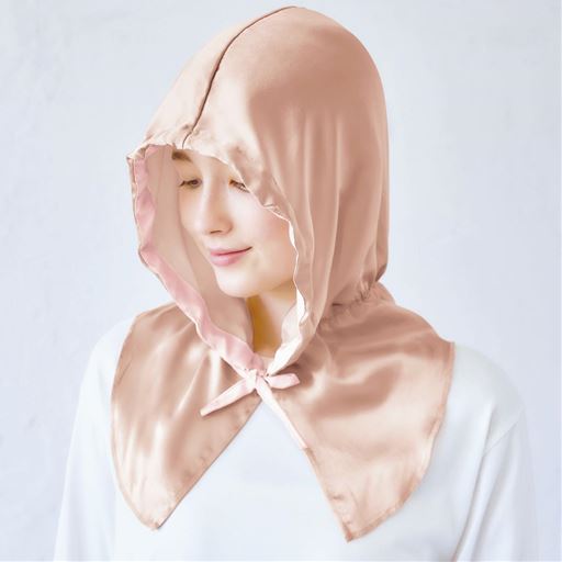 C(ベール)<br>デコルテまで覆えるから、首元の乾燥対策にも<br>※着用イメージ