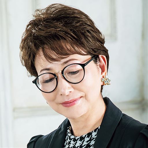 【出し入れできるもみあげ付き】<br>内側にたためばメガネやマスクの着用を邪魔しません