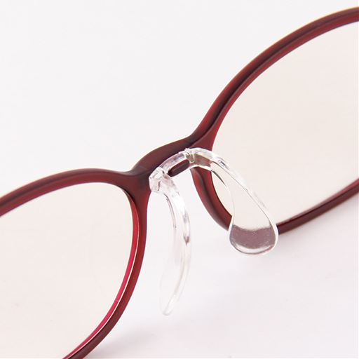 【ズレを抑える独立型鼻パッド付き】