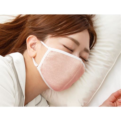 ピンク<br>睡眠中の乾燥から口もとや唇、のどを守る!保湿性のあるシルクのやわらかマスク。