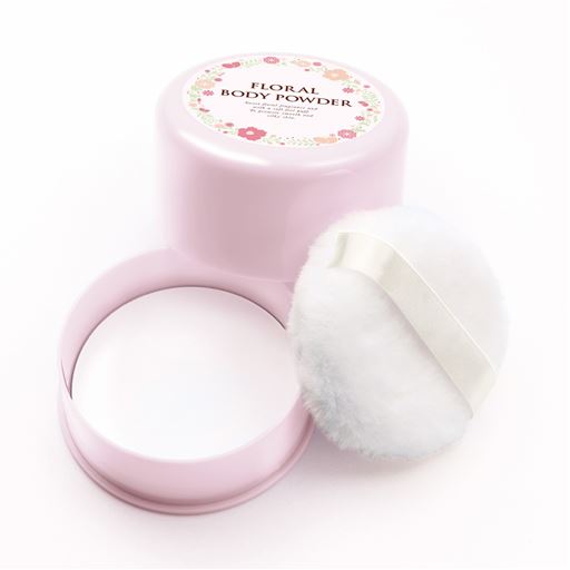 フレッシュフローラルの香り。粉とびしにくい固形タイプのボディパウダー。お出かけ前・入浴後・おやすみ前に。