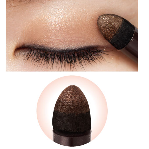 まぶたにフィットするふんわり山型チップ。大きめチップなので、ささっと簡単に塗れる! <br>※A(シャイニーブラウン)使用イメージ<br>※メーキャップ効果による<br>。仕上がりには個人差があります