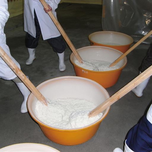 近江で216年続く老舗酒造の酒粕エキス <br>1805年創業の老舗酒造。全国新酒鑑評会で金賞を受賞する近江を代表する酒造メーカーの酒粕エキスを配合。