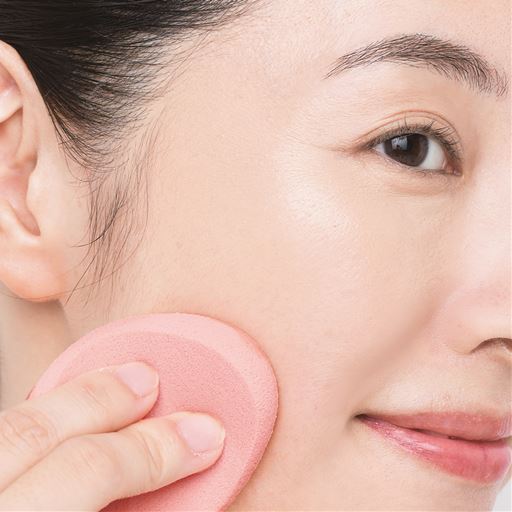 使い方簡単!2ステップ<br>(2)スポンジでなじませる