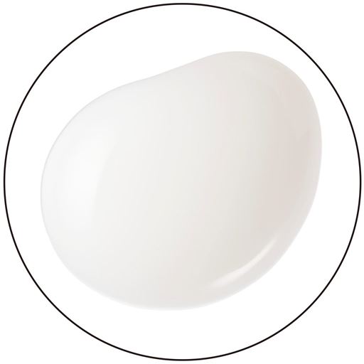 濃密なテクスチャーながら肌になじむとサラリと軽やかに。