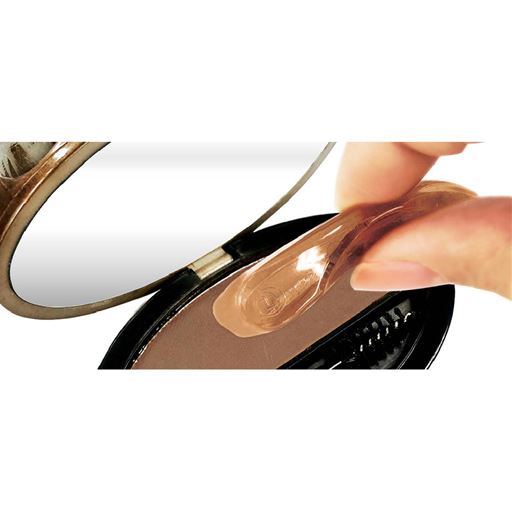 使い方(1) 眉型スポンジに本体のパウダーをつけます。