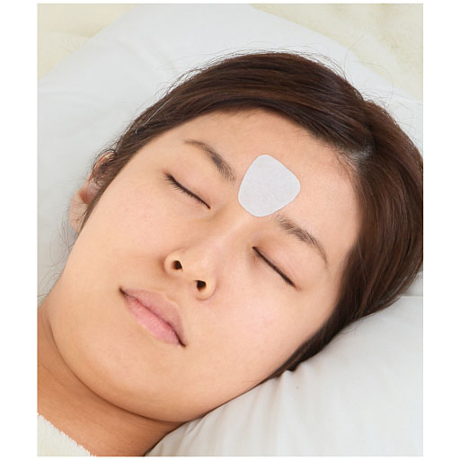 寝る前に貼って、老け見え眉間を集中保湿<br>※使用イメージ