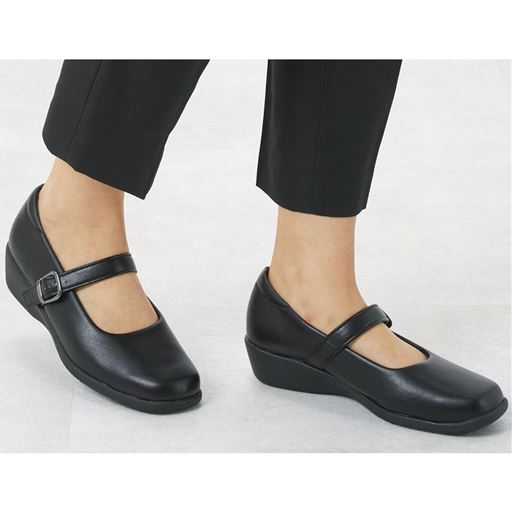 ブラックB<br>約4cmのウェッジソールで美脚効果も