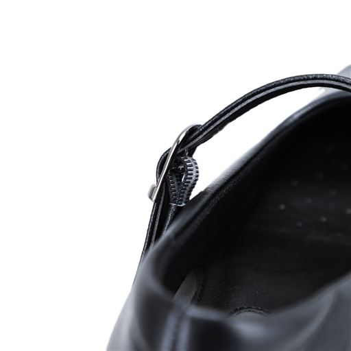 甲部分のストラップには、スムーズに脱ぎ履きができるようにゴム素材を使用しています。