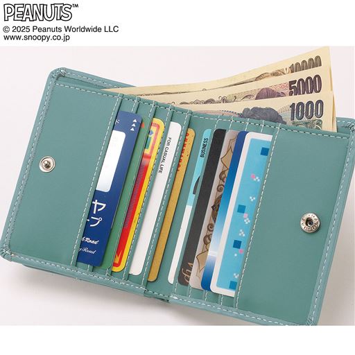 お札もカードもエメラルドグリーン<br>しっかり収納 手のひらサイズながら、お札もカードもしっかり収納できる優れモノ。