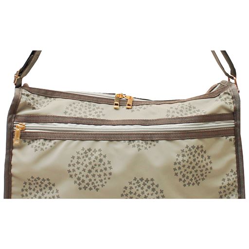 背面ファスナーポケット 背面には傘や長財布も入る大きなポケット付