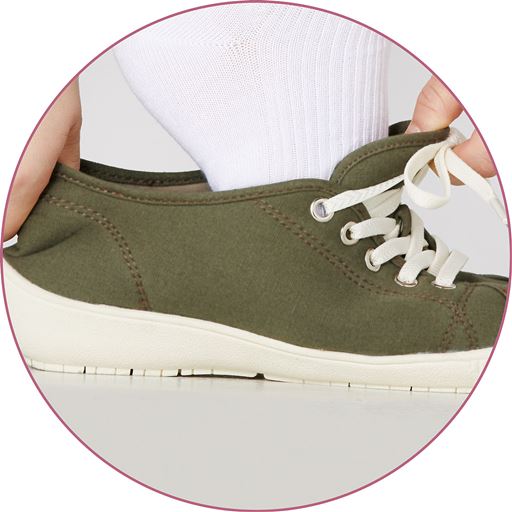 カーキ<br>サッとはきやすい 伸びるゴムのくつ紐で脱ぎはきがラク