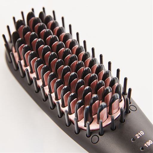 【個別ピン発熱ブラシでサラサラストレート】<br>1本1本ブラシピンが発熱するので、ブラッシングすることで効率よくスタイリング。挟まないので髪への負担軽減。