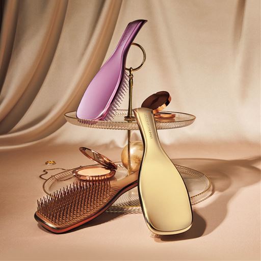 世界中で愛される「魔法のブラシ&reg;」これ1本でサラ艶髪へ。<br>(時計回りに)A(スモーキーピンク)、シャンパンゴールド、B(チョコレートブロンズ)