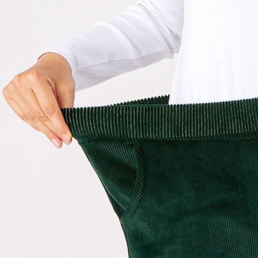 ウエスト総ゴム仕様でお腹まわりにやさしくフィット。