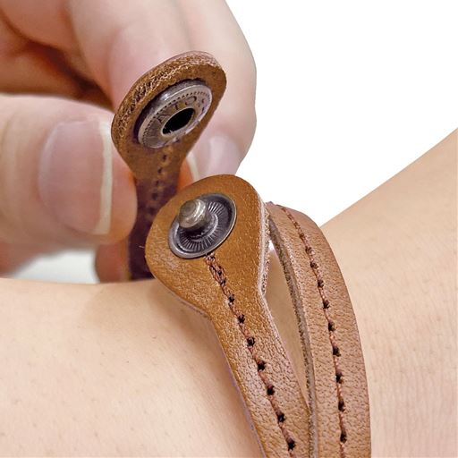 装着簡単!手首に2重に巻いてスナップボタンで留めるだけです。