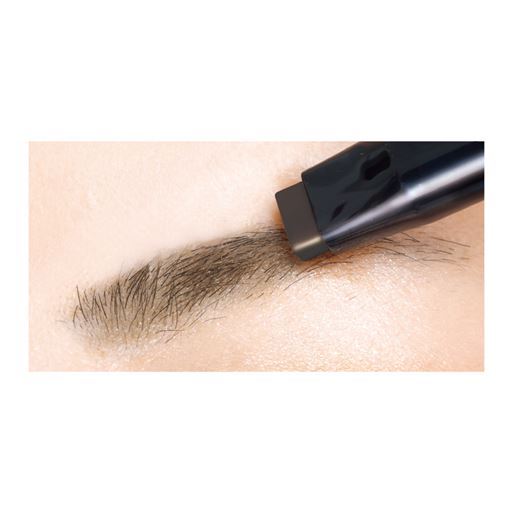 【眉頭～眉山メイク中】 ペンをねかせて太めに