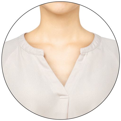 気になる胸元…