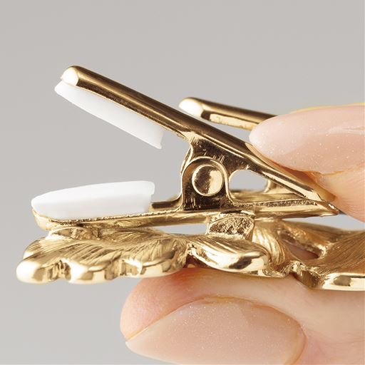 針がないクリップタイプで生地を傷めにくい シリコンの滑り止め付き