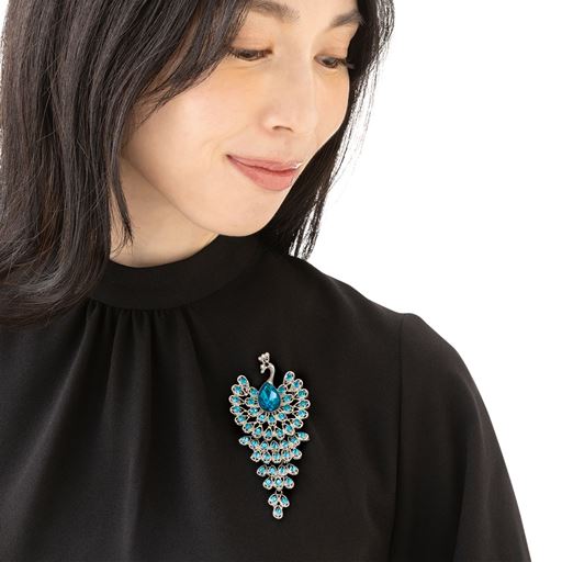 大人女性の装いに上品な華やかさを添える