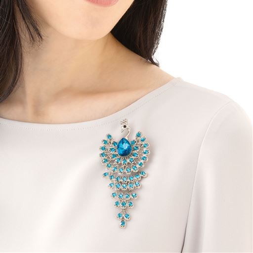 胸元で美しく揺れる青い輝き