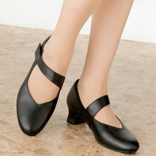 Vカットのアッパーが細く、長く、美しく見せる。フォーマルシーンにもおすすめ!