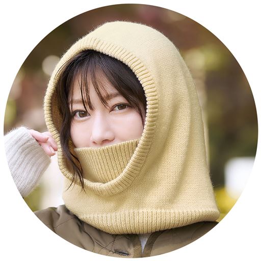 アイボリー<br>ネック部分を内側に折りこんで口元もカバー!