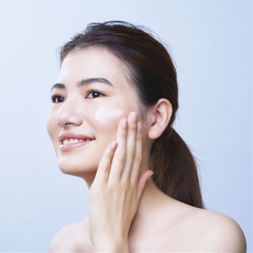 エイジングケア対策(※2)に。肌に浸透(※3)し、つるふわでうるおいに満ちた肌へ。<br>※イメージ