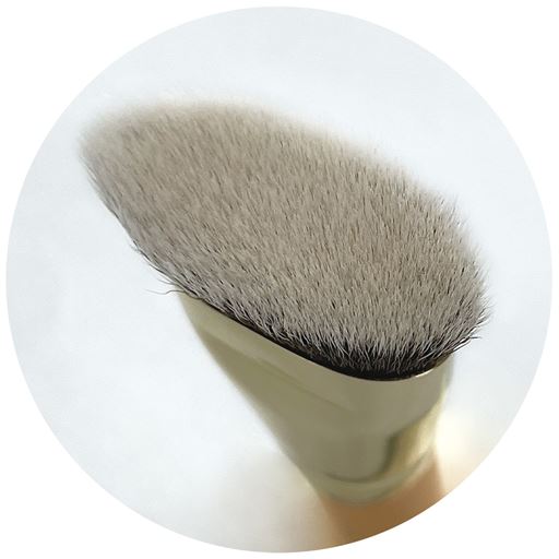 C(パフ1枚&ブラシセット)<br>グロウフィックスパフ×毛穴凹凸カバー(※1)ブラシ<br><br>(※1)メーキャップ効果による