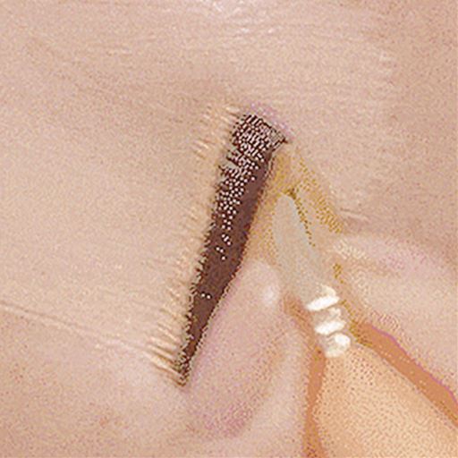 パフとブラシのW使いでより密着し、崩れにくい肌へ  <br>【STEP1】ブラシにファンデーションを付け、直角に立てて顔の内側から外側に塗り広げる。