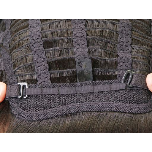 サイズ微調節OK。襟足の内側にサイズを調節できるアジャスター付き。