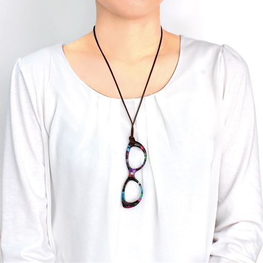 ピンク<br>胸元をおしゃれに演出。<br>※使用イメージ